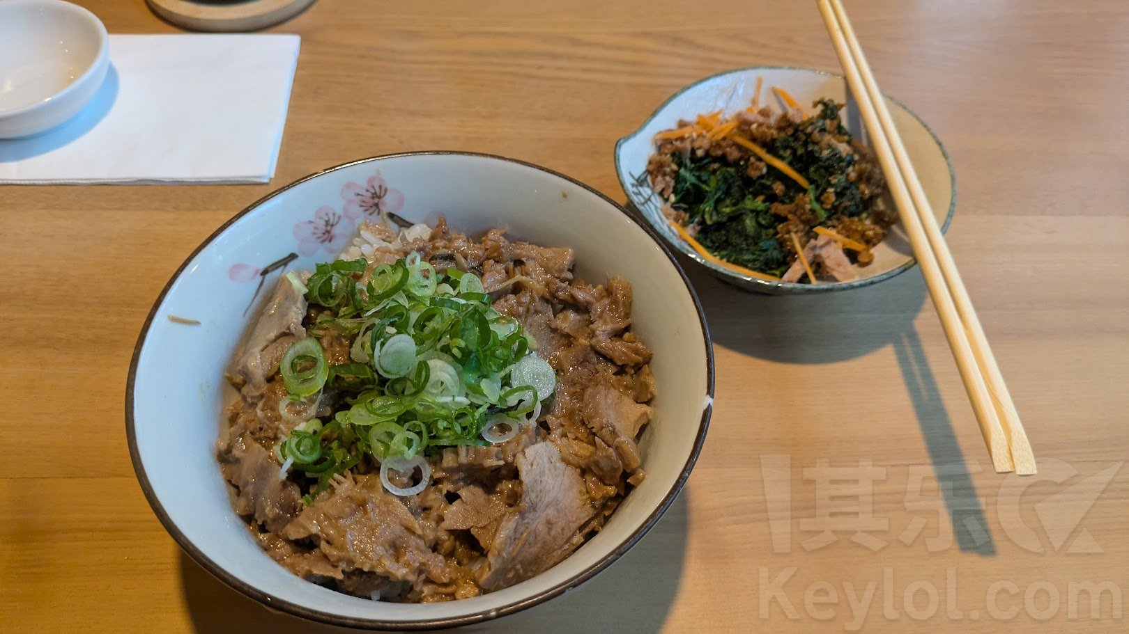 刚端上桌的叉烧饭
